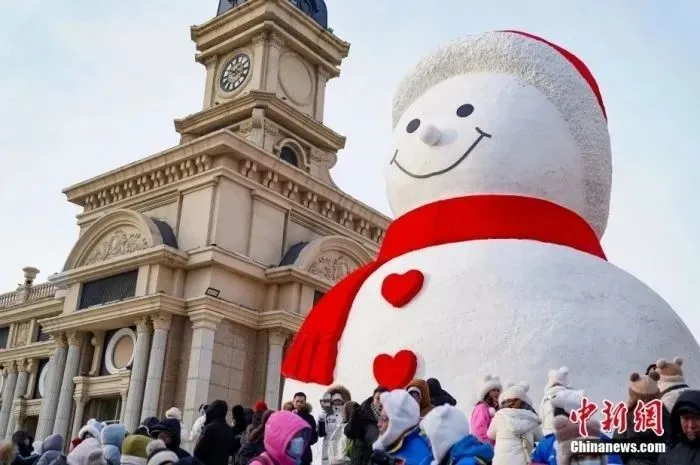 资料图:2023年12月15日,“同框大雪人 寄语亚冬会”网红大雪人回归之旅启动仪式在黑龙江哈尔滨音乐公园举行。中新社发 赵宇航 摄