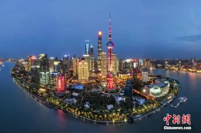 图为2020年航拍上海浦东陆家嘴夜景。(无人机照片) 中新社记者 张亨伟 摄