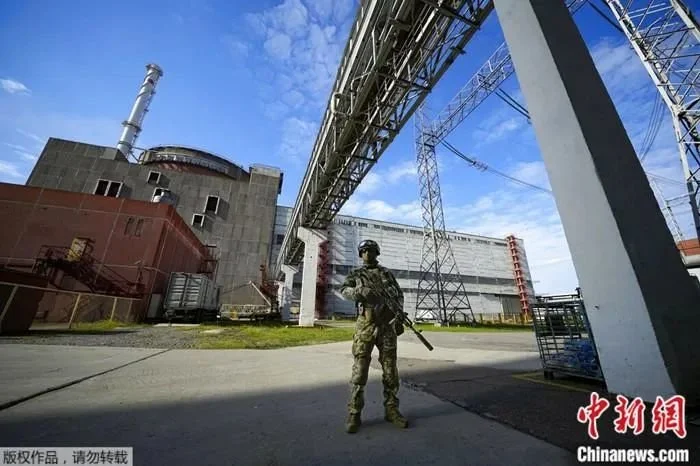 资料图：一名俄士兵在乌克兰扎波罗热核电站地区守卫。