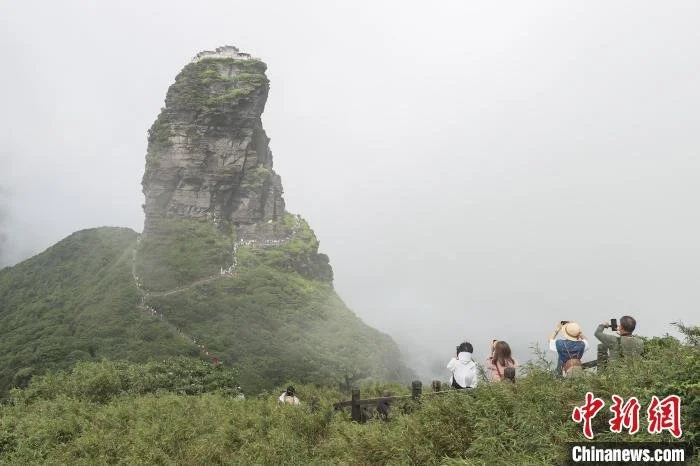世界自然遗产地梵净山云雾景观引游客-世界自然遗产梵净山 视频