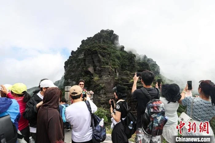 世界自然遗产地梵净山云雾景观引游客-世界自然遗产梵净山 视频