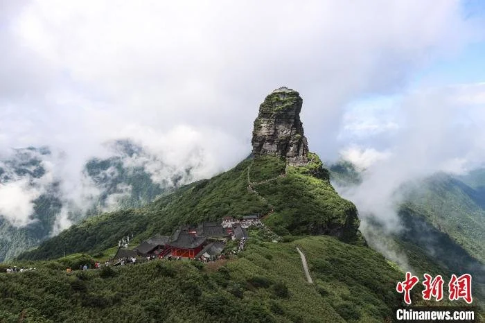 世界自然遗产地梵净山云雾景观引游客-世界自然遗产梵净山 视频