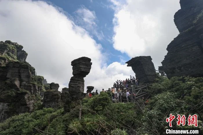 世界自然遗产地梵净山云雾景观引游客-世界自然遗产梵净山 视频