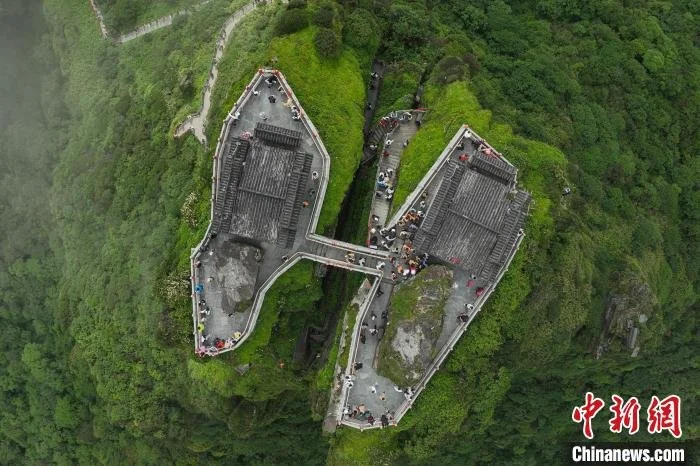 世界自然遗产地梵净山云雾景观引游客-世界自然遗产梵净山 视频
