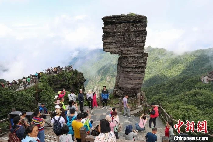 世界自然遗产地梵净山云雾景观引游客-世界自然遗产梵净山 视频