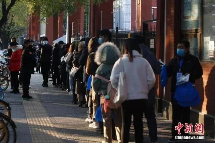 资料图：图为2020年北京一考点考生排队等候入场。 中新社记者 蒋启明 摄