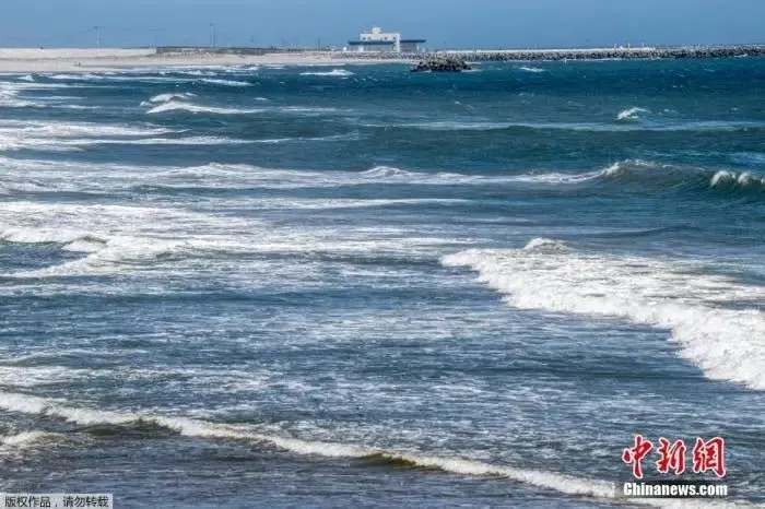 8月24日，远眺因海啸受损的福岛第一核电站。据报道，北京时间8月24日12时左右，日本正式开始将福岛第一核电站的核污染水排放至太平洋。