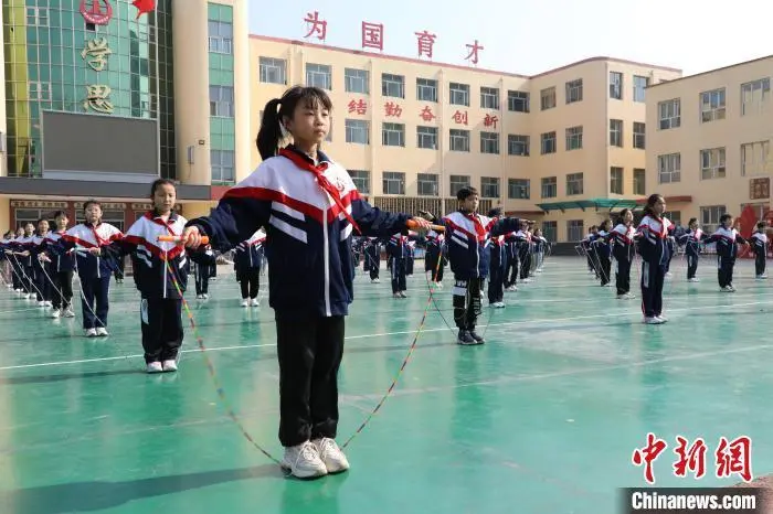 4月12日，冀州区第一实验小学“跳绳操”展演现场。刘延岭 摄