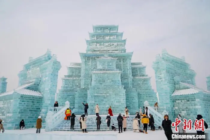 1月4日，很多游客在哈尔滨冰雪大世界赏冰乐雪。赵宇航 摄