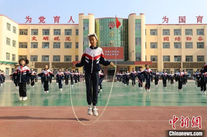 4月12日，冀州区第一实验小学“跳绳操”展演现场。刘延岭 摄