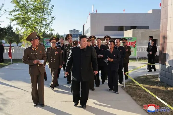 一手拿镐，一手拿枪:金正恩并举视察意味着什么？