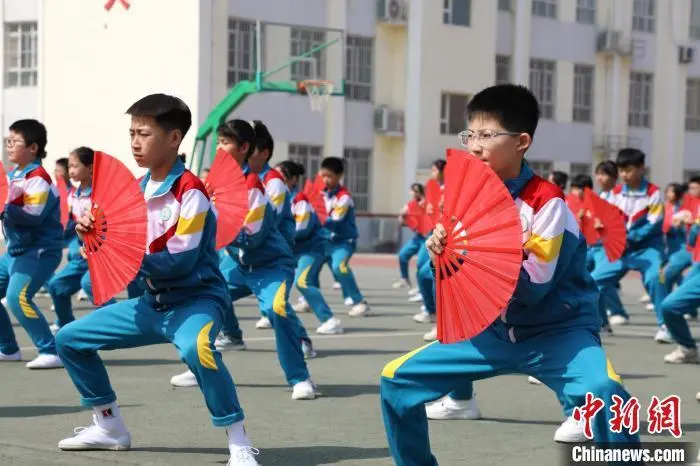 4月12日，冀州区冀州镇第五小学“弟子规扇舞操”展演现场。刘延岭 摄