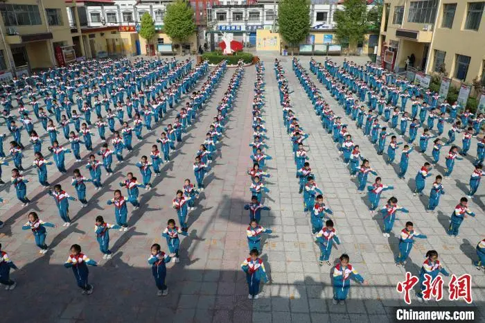 4月12日，冀州区第二实验小学“采莲韵律操”展演现场。刘延岭 摄