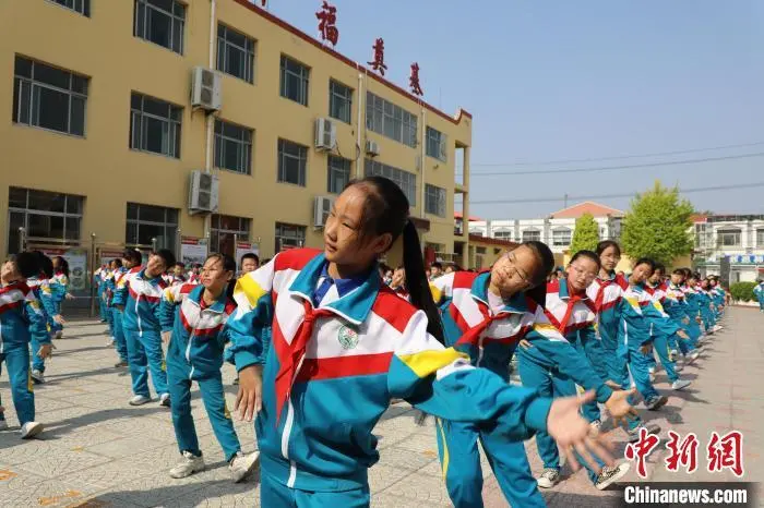 4月12日，冀州区第二实验小学“采莲韵律操”展演现场。刘延岭 摄