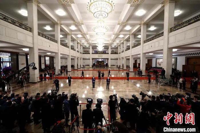 3月8日，十四届全国人大二次会议第二场“代表通道”集中采访活动在北京人民大会堂举行。　中新社记者 富田 摄