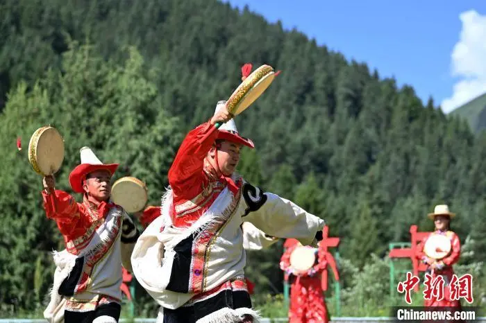 图为巴郎鼓舞表演　九美旦增　摄