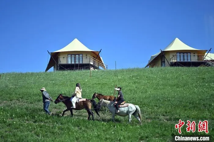 7月8日，在夏河县桑科草原天境营地中，游客体验骑马。九美旦增　摄