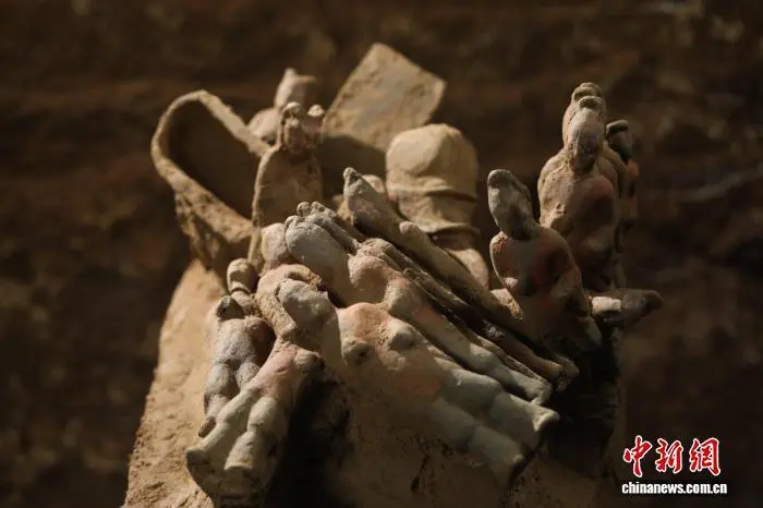 墓室西部器物出土照。陕西省考古研究院供图