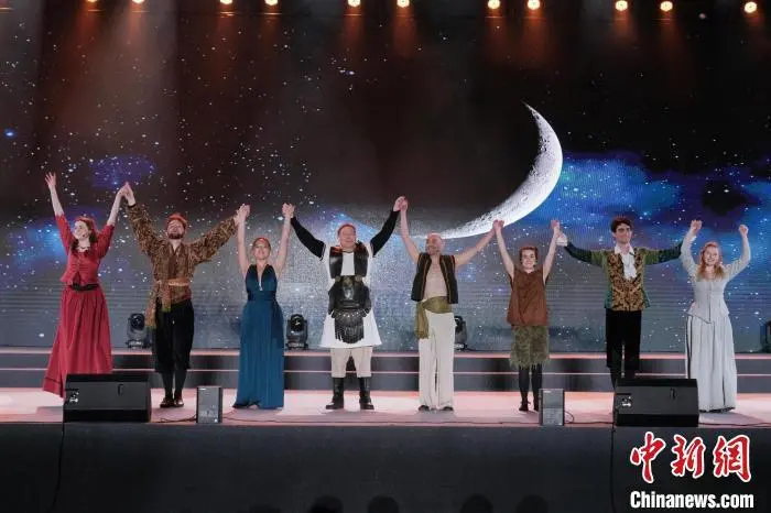 4月9日，英国剑桥莎士比亚戏剧团演员在燕京理工学院演出结束后谢幕。　刘伟 摄