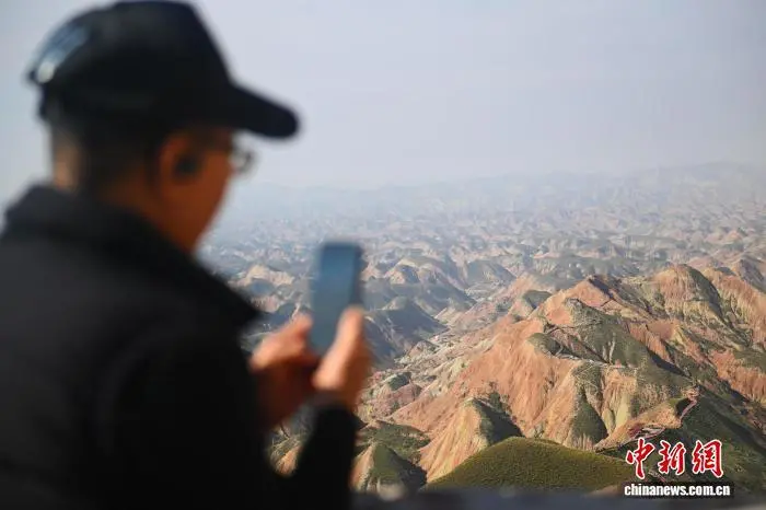 图为融合采访团成员拍摄参观兰州水墨丹霞　中新社记者　李亚龙　摄