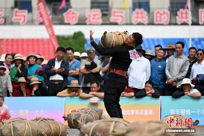 图为举皮袋项目比赛现场 中新社记者 九美旦增 摄