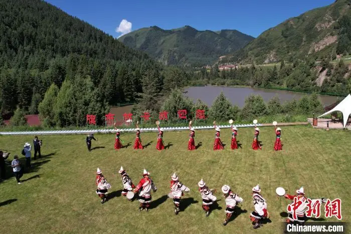 图为采访团成员拍摄“三格毛”民族服饰和巴郎鼓舞表演　九美旦增　摄