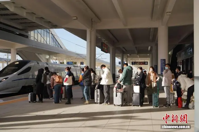 旅客乘坐高铁出行 中国铁路兰州局集团有限公司供图