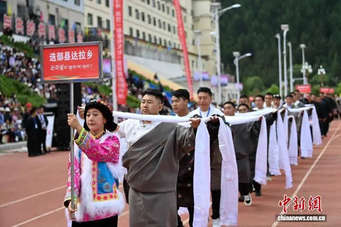 图为参赛代表队入场 中新社记者 九美旦增 摄