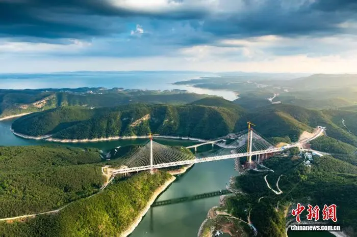 图为渑淅高速丹江小三峡特大桥。　中交二航局供图