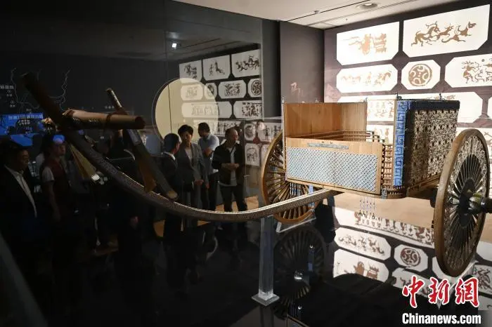 图为观众参观展出的战国马车（复制品）　中新社记者　九美旦增　摄