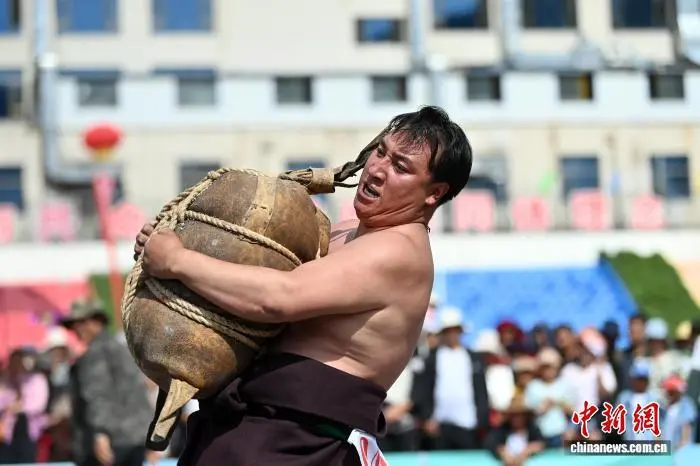 图为举皮袋项目比赛现场 中新社记者 九美旦增 摄