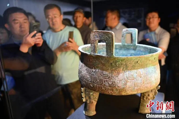 图为观众参观展出的“垂鳞纹秦公鼎”　中新社记者　九美旦增　摄