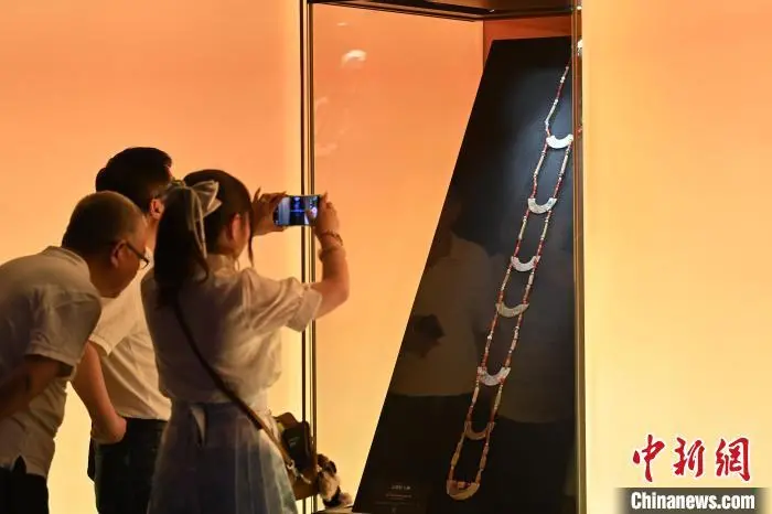 图为参观者拍摄展出的“七璜组玉佩”　中新社记者　九美旦增　摄