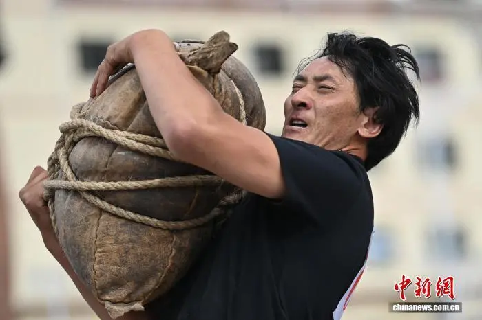 图为举皮袋项目比赛现场 中新社记者 九美旦增 摄