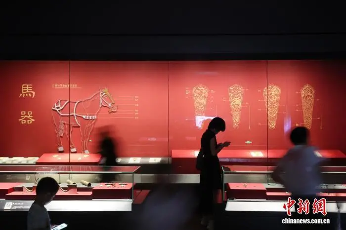 8月31日，江西南昌，游客在南昌汉代海昏侯国遗址博物馆参观展出的马器等文物。暑假尾声将至，南昌汉代海昏侯国遗址博物馆热度不减。游客们利用假期最后的时光，前来感受穿越两千年的历史文化魅力。中新社记者 刘占昆 摄