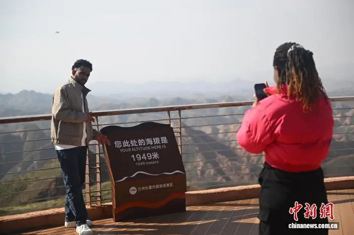 图为融合采访团成员合影留念　中新社记者　李亚龙　摄