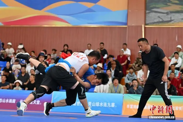 图为藏式摔跤比赛现场 中新社记者 九美旦增 摄