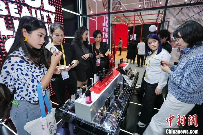 4月13日,第五届中国国际消费品博览会上,法国馆展出的美妆产品吸引观展者。 中新社记者 骆云飞 摄