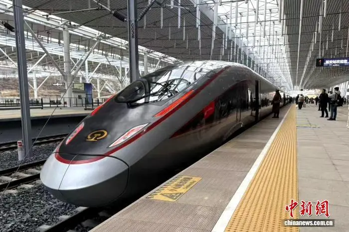 12月26日,西延高铁正式开通,延安至西安的首趟高铁准备发车。中新社记者 王东宇 摄