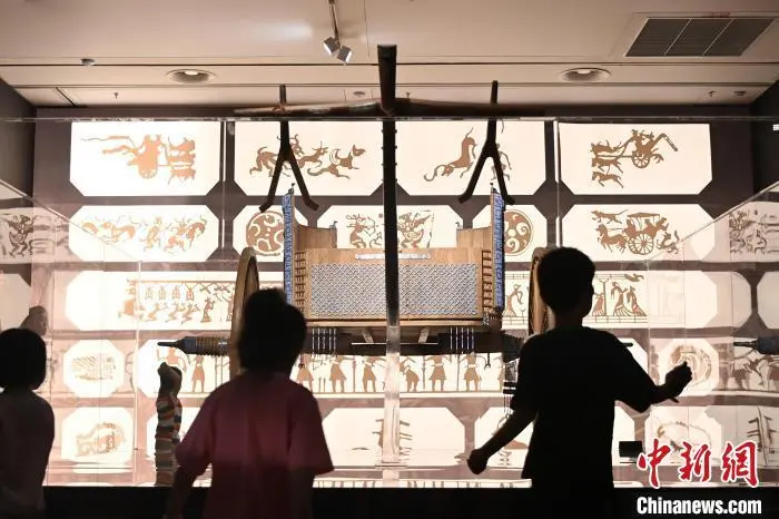图为观众参观展出的战国马车（复制品）　中新社记者　九美旦增　摄