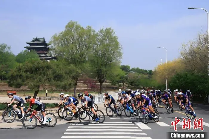 4月26日，2025年“北京世园公园杯”京张公路自行车公开赛开年首站成功举办。图为参赛选手在比赛中。中国自行车协会供图