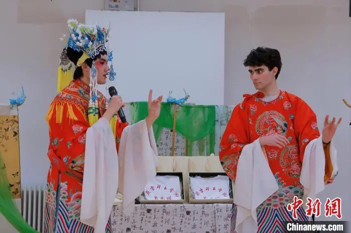 4月9日，英国剑桥莎士比亚戏剧团演员在燕京理工学院体验京剧表演。　刘伟 摄