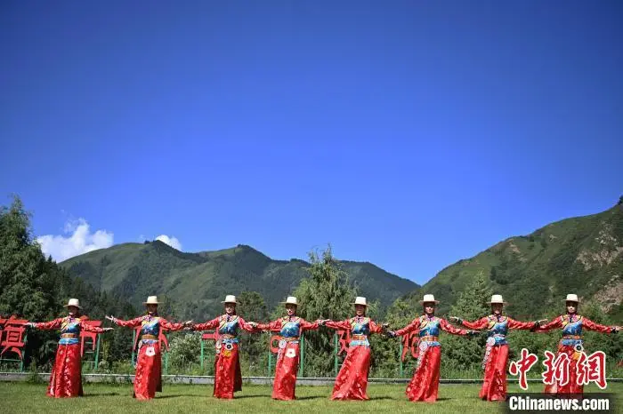 图为“三格毛”服饰展演　九美旦增　摄