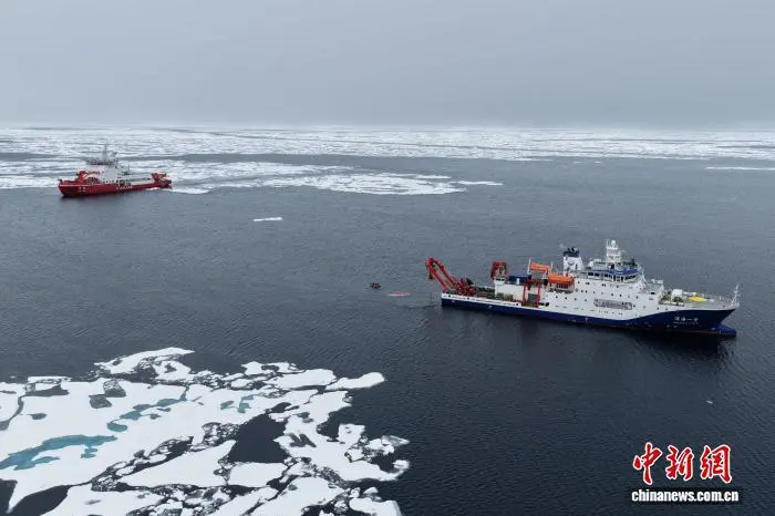 在“雪龙2”号船的保障支持下，“深海一号”船搭载“蛟龙”号在北极冰区作业。(自然资源部供图)