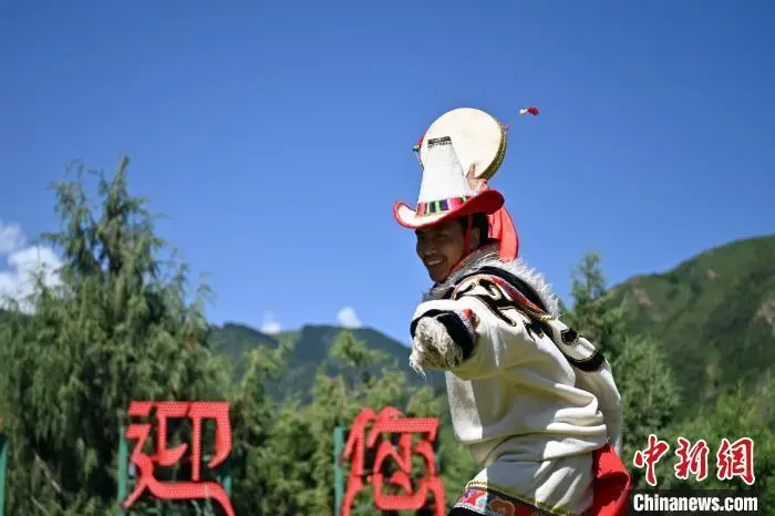图为巴郎鼓舞表演　九美旦增　摄