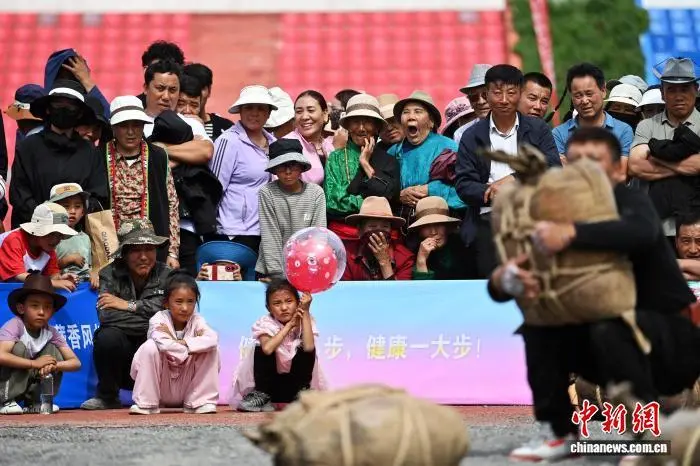 图为举皮袋项目比赛现场的观众 中新社记者 九美旦增 摄