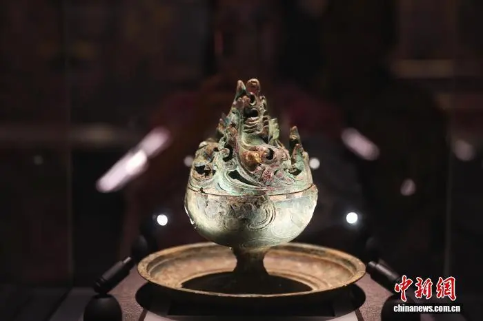 8月31日，江西南昌，游客在南昌汉代海昏侯国遗址博物馆参观展出的青铜博山炉。暑假尾声将至，南昌汉代海昏侯国遗址博物馆热度不减。游客们利用假期最后的时光，前来感受穿越两千年的历史文化魅力。中新社记者 刘占昆 摄