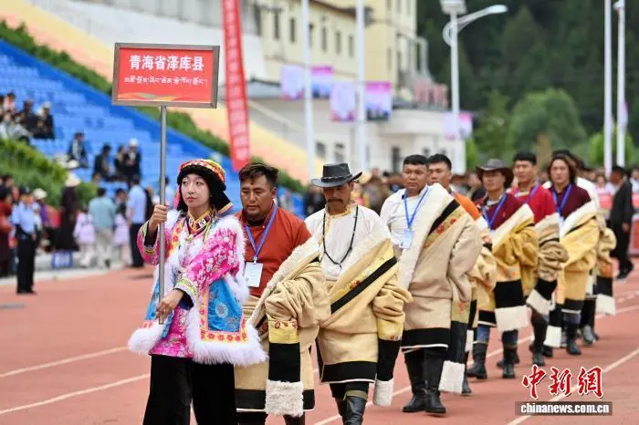 图为青海省泽库县参赛代表队入场 中新社记者 九美旦增 摄