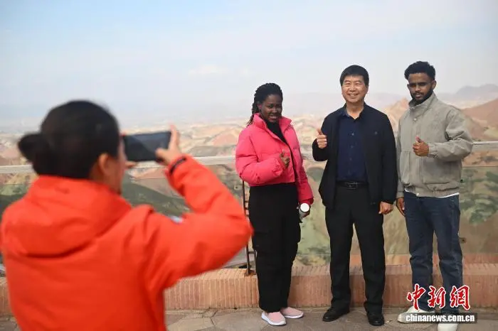 图为融合采访团成员合影留念　中新社记者　李亚龙　摄