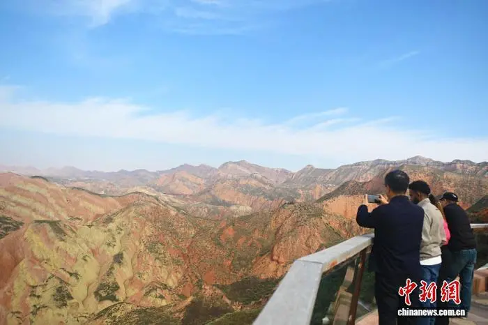 图为融合采访团成员拍摄参观兰州水墨丹霞　中新社记者　李亚龙　摄